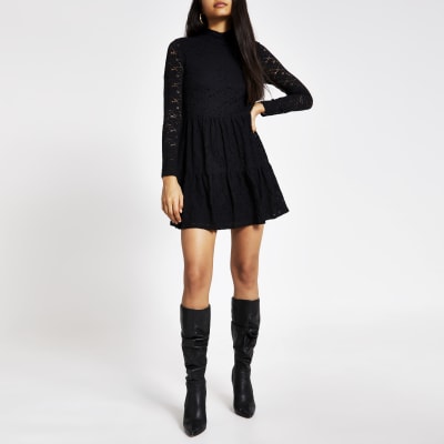 Hochgeschlossenes Mini-Hängerkleid aus schwarzer Spitze