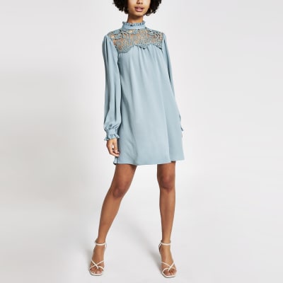 Mini robe vert clair à smocks avec col montant en dentelle