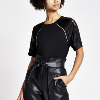 Schwarzes T-Shirt mit Ärmeln aus Satin und Netzstoff