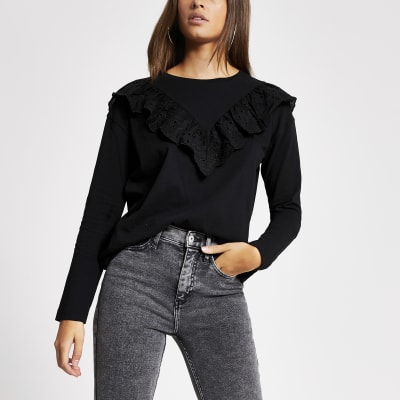 Zwart T-shirt met broderie, ruches en lange mouwen