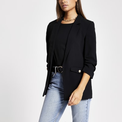 Blazer noir à manches froncées et poches à bouton