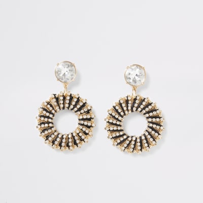 Schwarze Hängeohrringe mit in Bast eingewickeltem Kreis