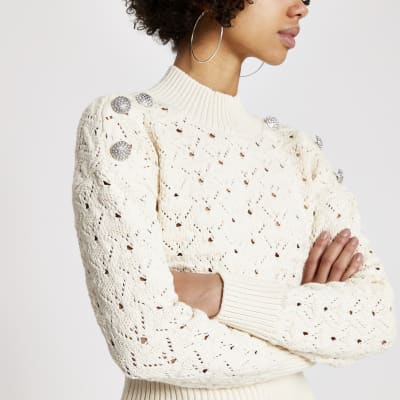 Cremefarbener Strickpullover mit Strass und Knöpfen an der Schulter