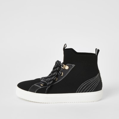 Zwarte hoge gebreide sneakers met contrasterend stiksel