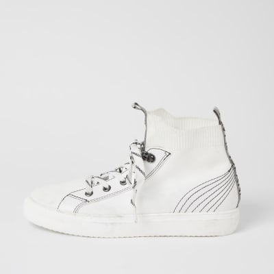Weiße, hohe Strick-Sneaker mit Kontrastnaht
