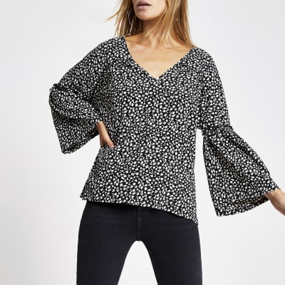 Blouse smockée imprimée noire à manches flûte 