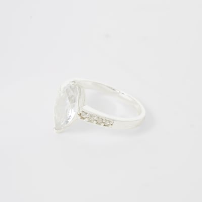 Zilverkleurige ring met ingezette siersteentjes