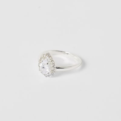 Zilverkleurige ring met siersteentjes in traanvorm