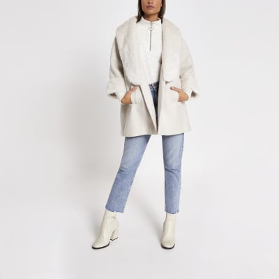 Manteau évasé crème avec col en fausse fourrure