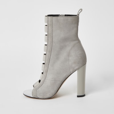 Graue, elastische Stiefeletten mit Absatz aus Wildleder