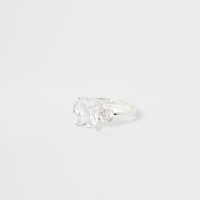 Zilverkleurige ring met drie siersteentjes