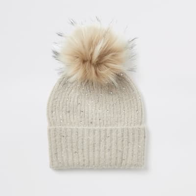 Bonnet beige en maille ornée de strass