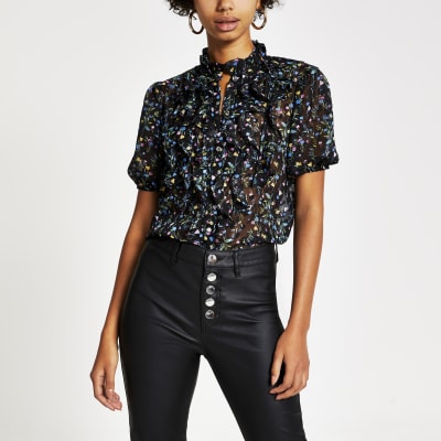 Zwarte blouse met bloemenprint en korte mouwen met ruches