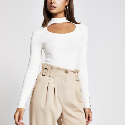 Cremefarbener Strickpullover mit Cut-outs und Choker-Kragen