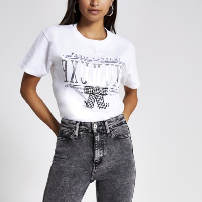 RI Petite - Wit verfraaid T-shirt met strikprint