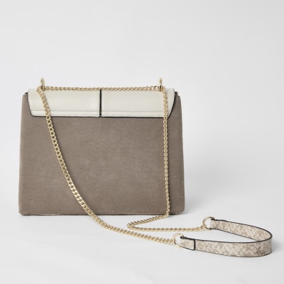 Sac à bandoulière beige foncé avec fermoir sur le devant