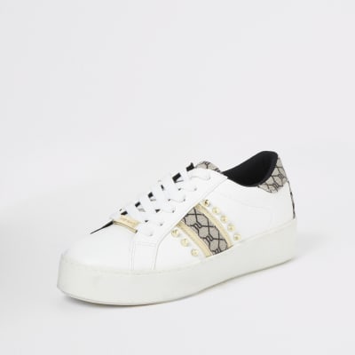 Weiße, nietenverzierte Sneaker