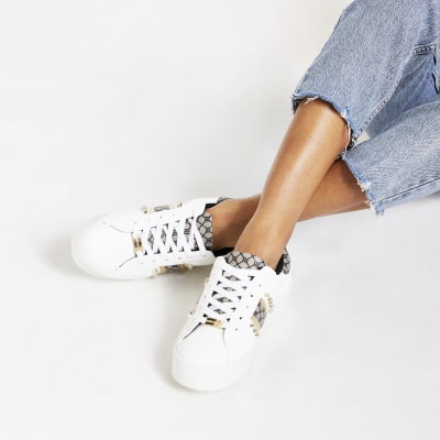 Weiße, nietenverzierte Sneaker