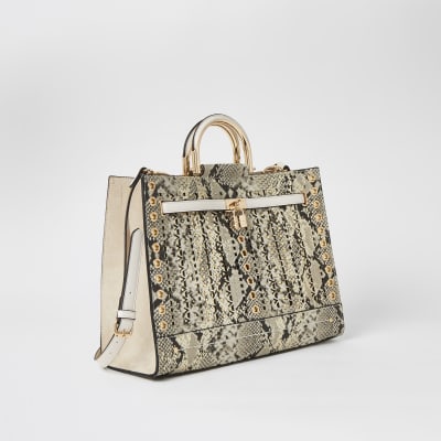Beige handtas met slangenprint en met uitsnede en studs