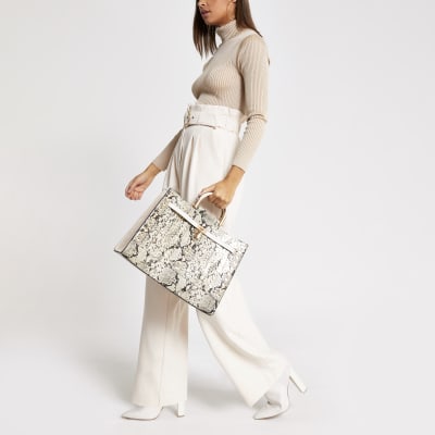 Beige Tote Bag in Schlangenlederoptik mit Nieten und Cut-out