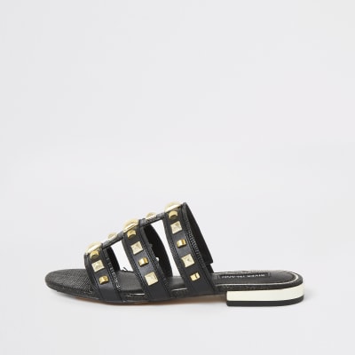 Schwarze Sandalen mit eingesetzten Nieten