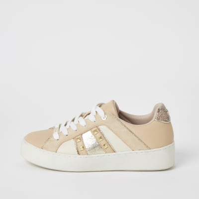 Beige, nietenverzierte Sneaker