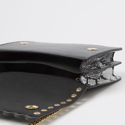 Schwarze Satchel-Umhängetasche mit Cut-outs und Nieten