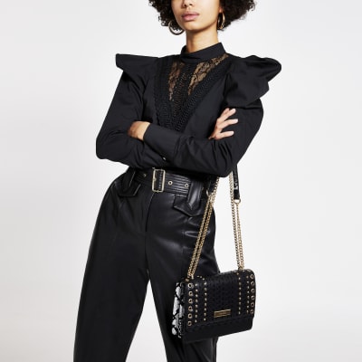 Zwarte crossbodysatchel met uitsnede en studs