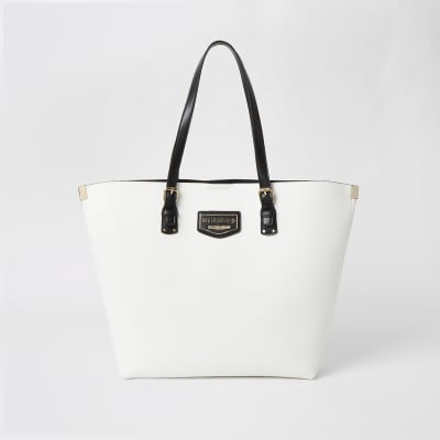 Witte shopper met metalen hoeken en RI-embleem