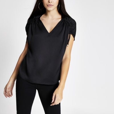 Zwarte top met ruches om de schouders