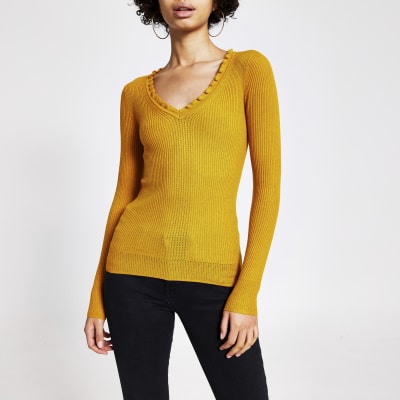 Gelber Rüschen-Strickpullover im Rippenstrick mit V-Auschnitt