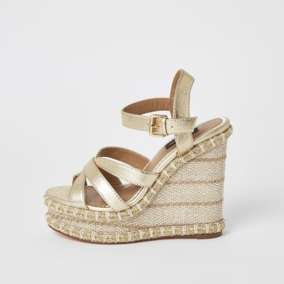 Goudkleurige metallic sandalen met wijde pasvorm en sleehak