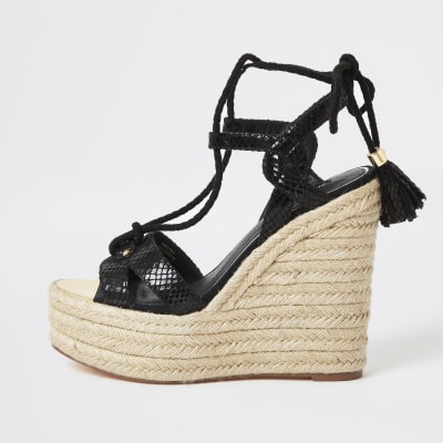 Knöchelhohe Schnürsandalen in Schwarz mit Keilabsatz