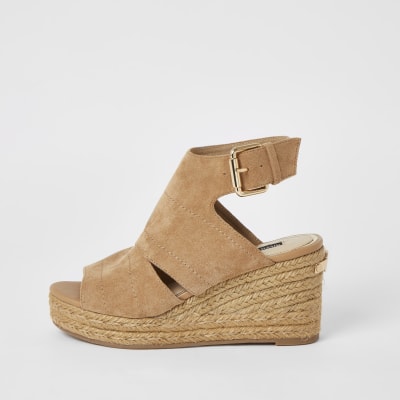 Beige sandalen met sleehak en open voorkant