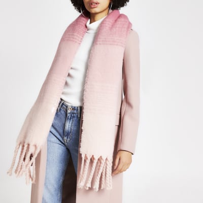 Écharpe en maille rose effet dégradé à franges