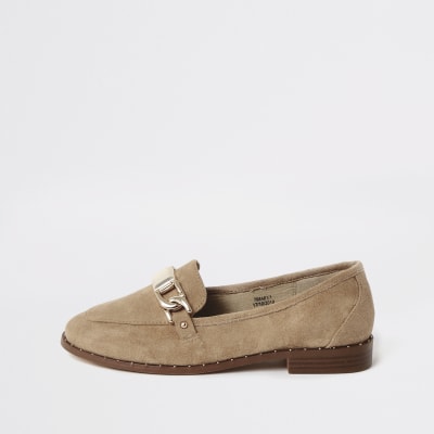 Nietenverzierte Loafer aus Wildleder in Creme