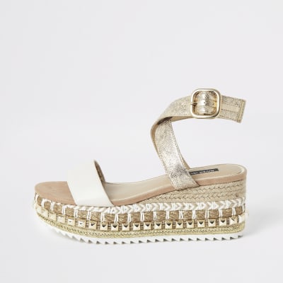 Beige Sandalen mit Keilabsatz und Nieten