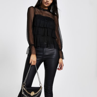 Zwarte doorschijnende top met stippen, lange mouwen en ruches