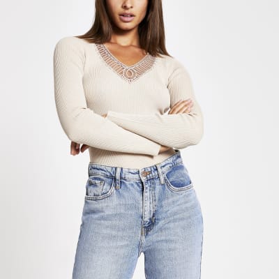 Top côtelé crème avec encolure en V brodée 