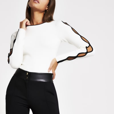 Crèmekleurige gebreide top met uitsnede en lange mouwen