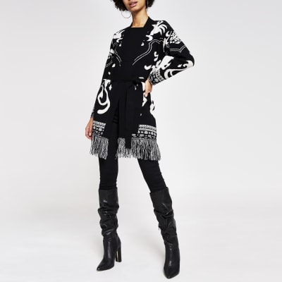 Zwart gebreid vest met barokprint en kwastjes