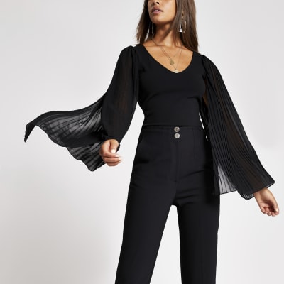 Zwarte top met V-hals en lange doorschijnende geplooide mouwen