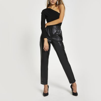 Zwarte asymmetrische drape bodysuit met ontblote schouder