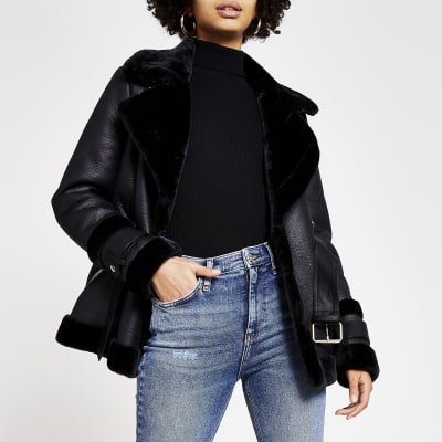 Schwarze Lammfelljacke mit Gürtel