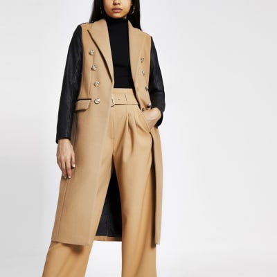 Manteau long beige avec manches en cuir synthétique 