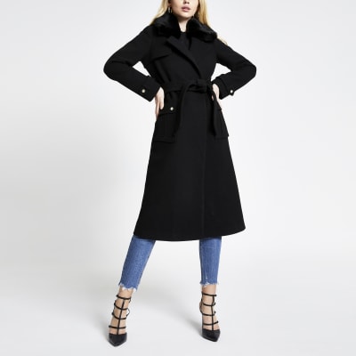 Manteau long noir à col en fausse fourrure et ceinture