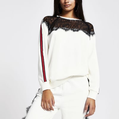 Witte sweatshirt met kanten hals en print op schouder