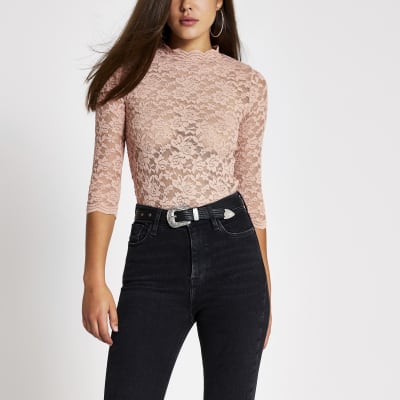 Roze kant top met lange mouwen en geschulpte afwerking