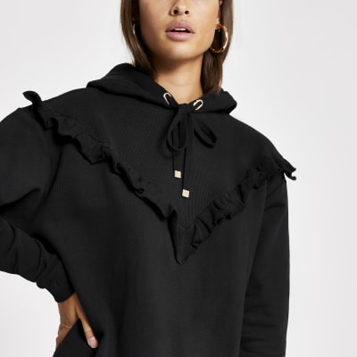 Zwarte geribbelde hoodie met ruches