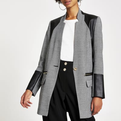 Grijze blazer met visgraatmotief en vlakken van imitatieleer